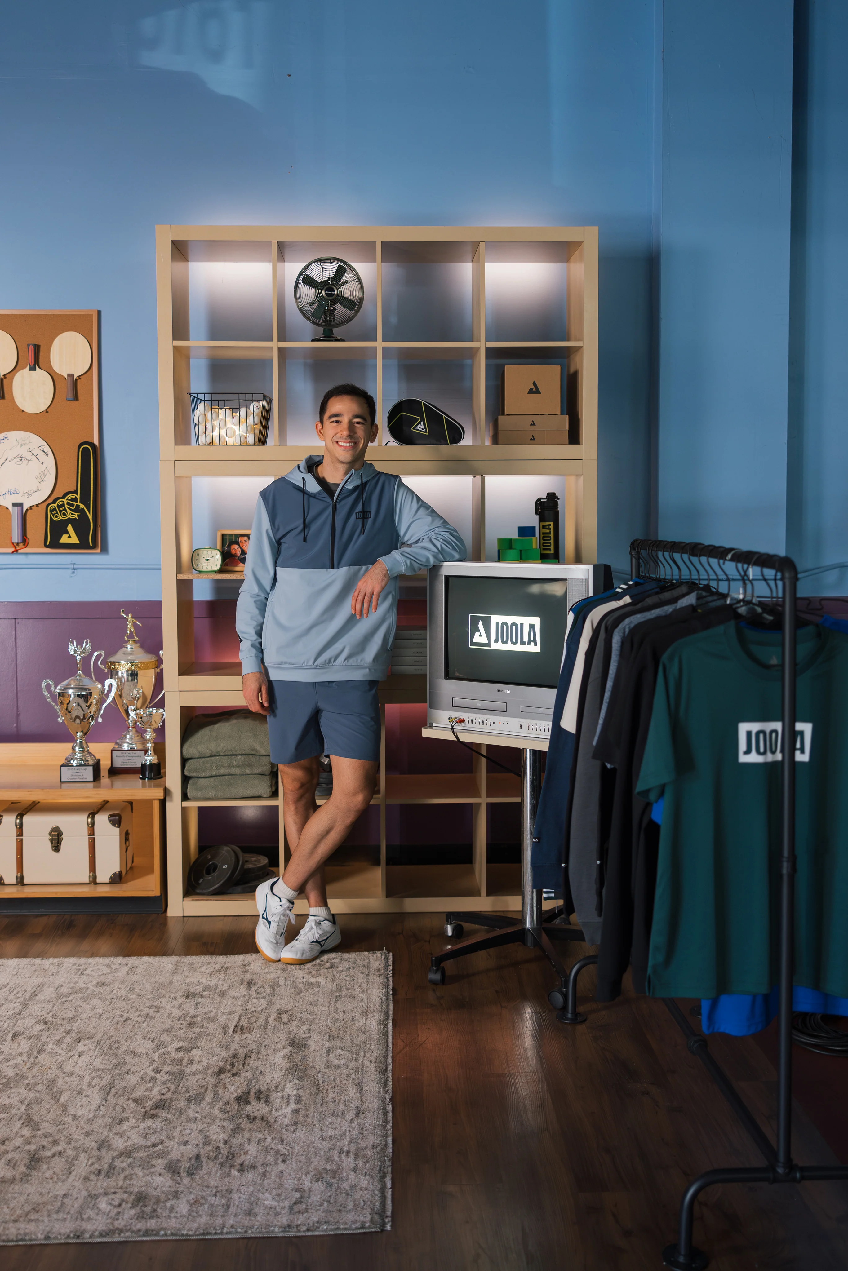 Hugo Calderano in einem Raum mit JOOLA Bekleidung