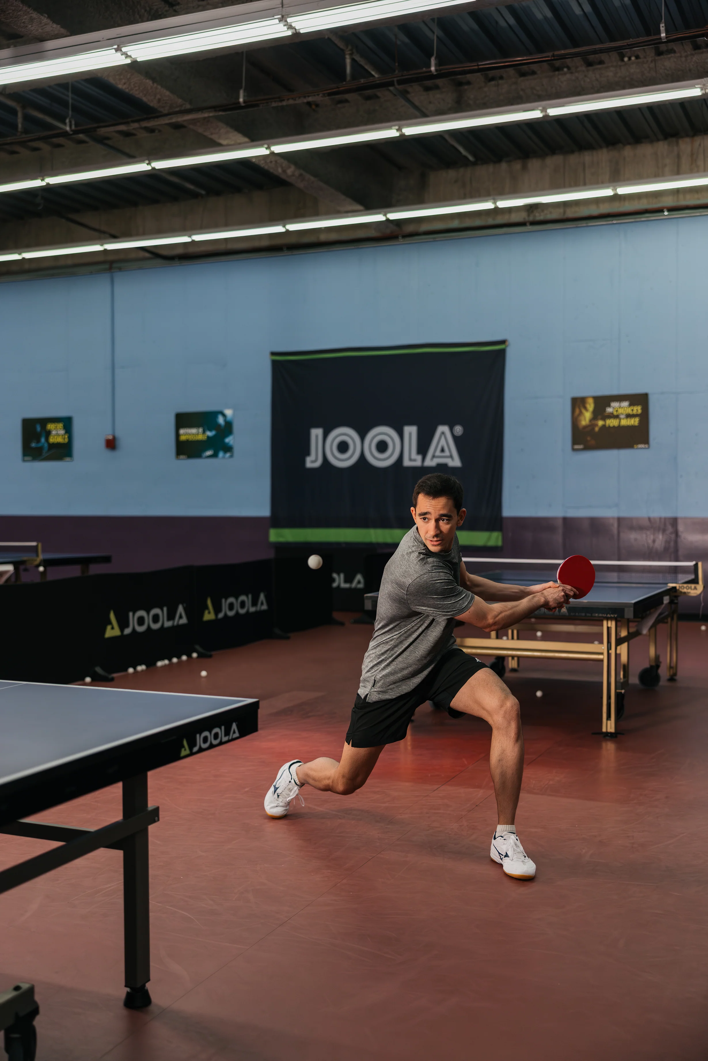 Hugo Calderano spielt eine Rückhand